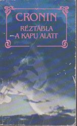 Réztábla a kapu alatt